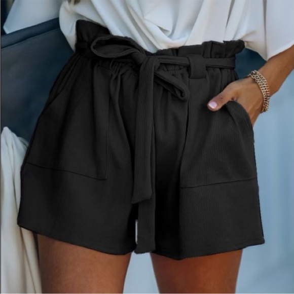 Boutique Pants - 🔴 4/$15 Boutique black ribbed corduroy paper bag stretch waist shorts sz L NWOT